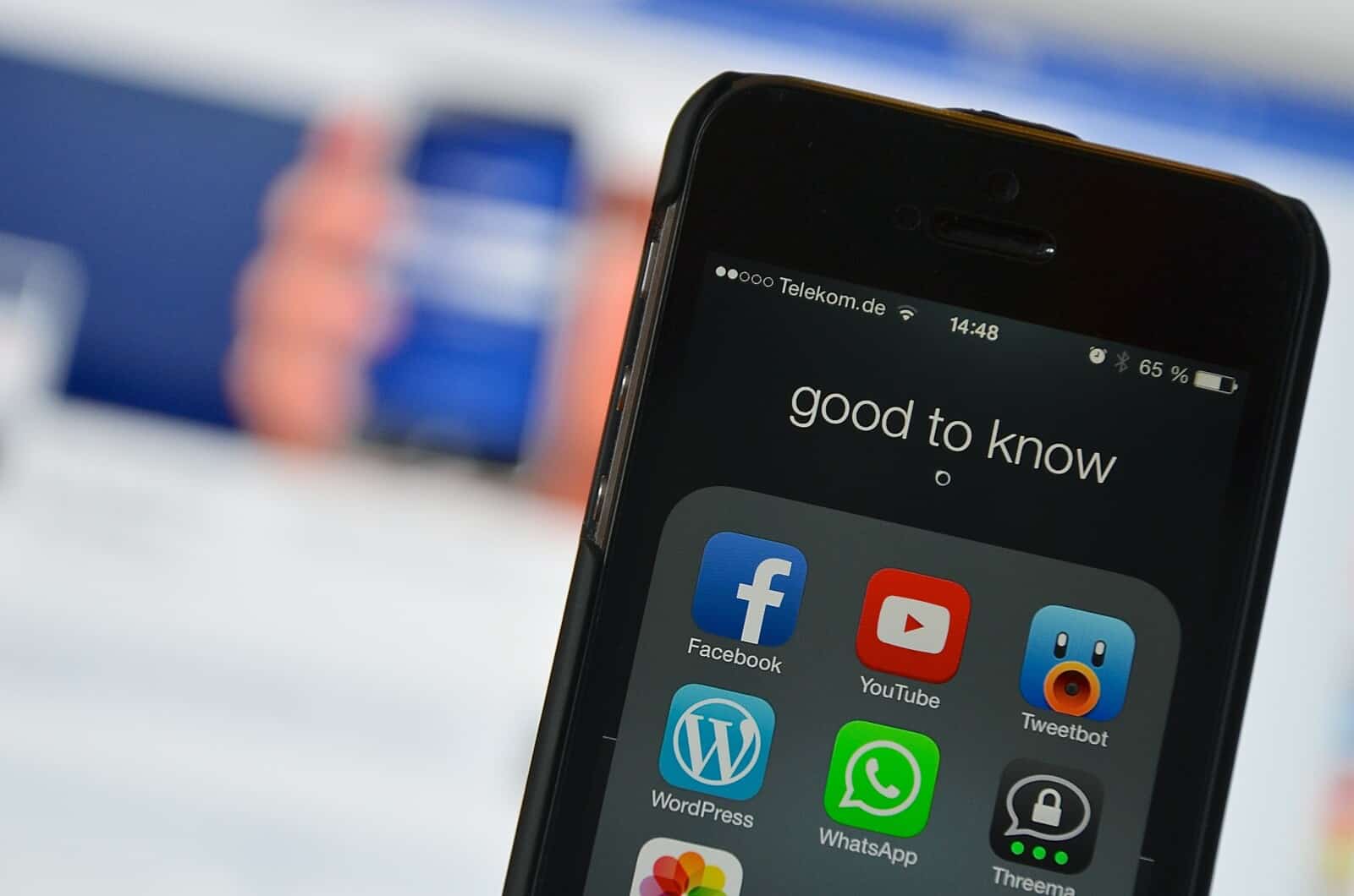 A cell phone with the word good to know displayed on it.